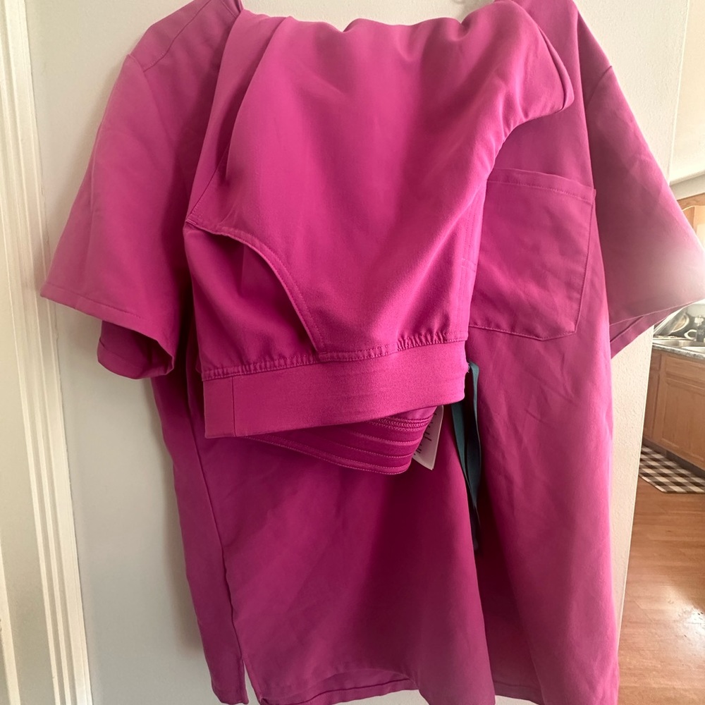 2xl Catarina Figs w/ XL Kade pants FIGS scrubs in Fuchsia